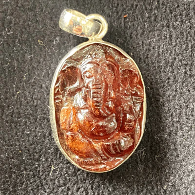 Gomed Ganesh Silver Pendant